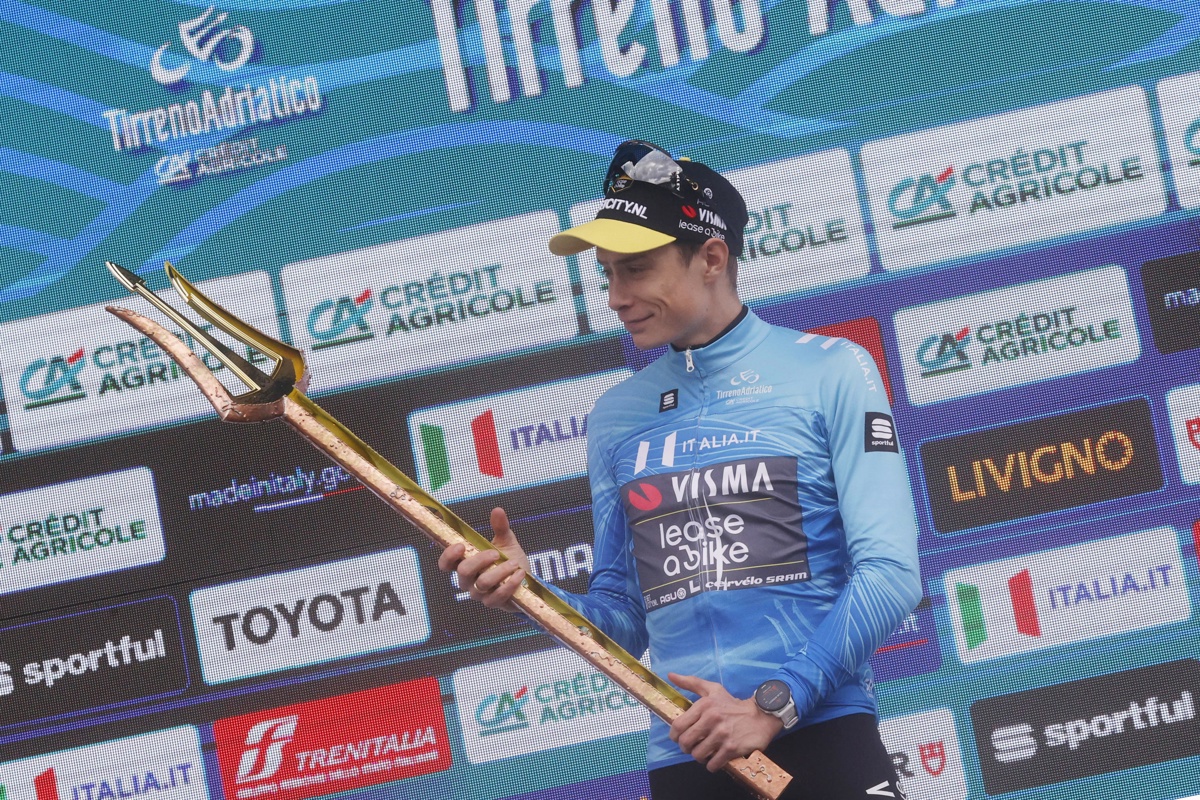 El danés Jonas Vingegaard conquistó este domingo su primer Tridente, tras un recorrido de 154 km con inicio y fin en San Benedetto del Tronto.EFE/EPA/ROBERTO BETTINI