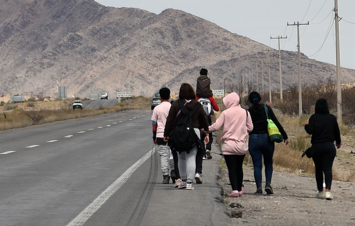 Migrantes caminan por una carretera rumbo a la frontera norte, en Ciudad Juárez, Chihuahua (México). EFE/ Luis Torres