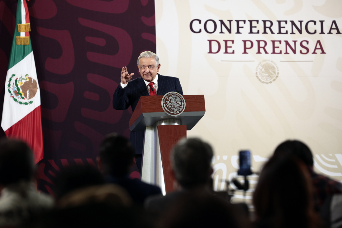 El presidente de México, Andrés Manuel López Obrador, habla durante una conferencia de prensa matutina en Palacio Nacional de la Ciudad de México (México). EFE/José Méndez