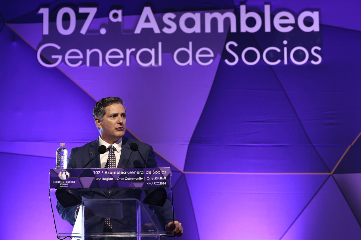 El nuevo presidente de la American Chamber of Commerce (AmCham) México, Carlos García, habla durante la 107 Asamblea General de Socios este lunes, en la Ciudad de México (México). EFE/José Méndez