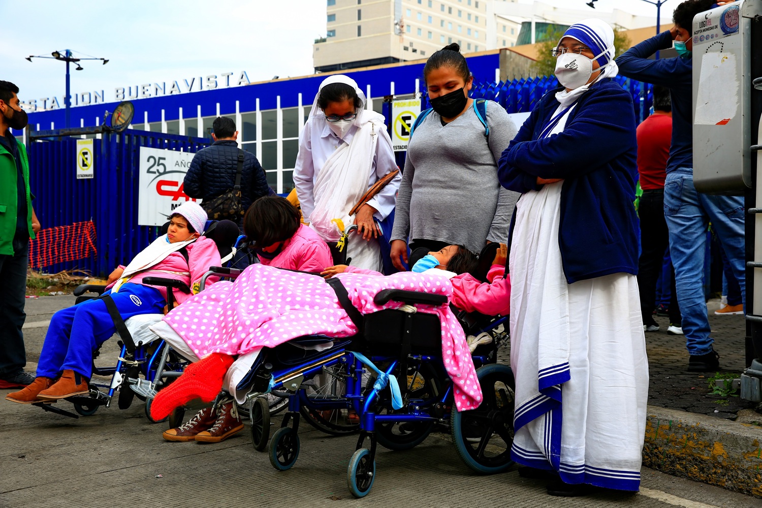 Fotografía de archivo donde aparecen varios padres de familia mientras acompañas a sus hijos con alguna discapacidad en Ciudad de México (México). EFE/Carlos Ramírez