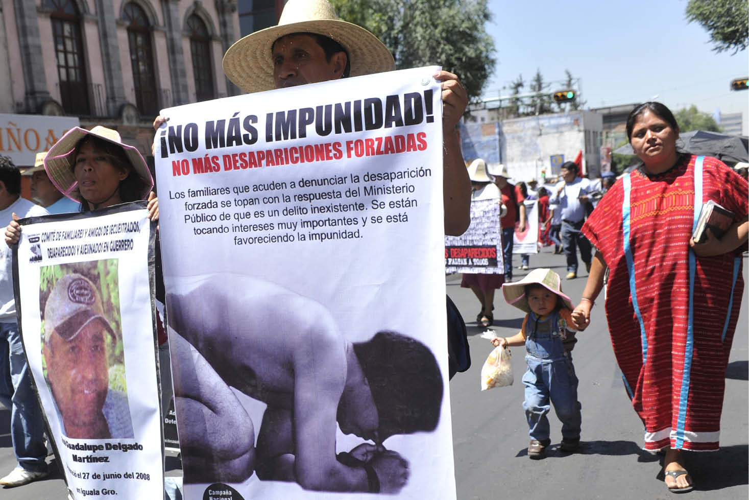 Fotografía de archivo que muestra una marcha de protesta a familiares de desaparecidos, en Ciudad de México. EFE/Mario Guzmán