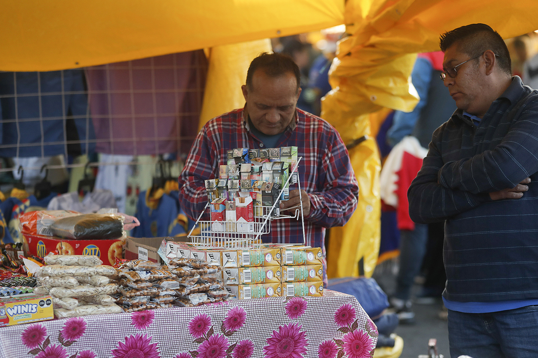 Un vendedor ambulante ofrece sus productos en Ciudad de México (México). Imagen de archivo. EFE/Isaac Esquivel