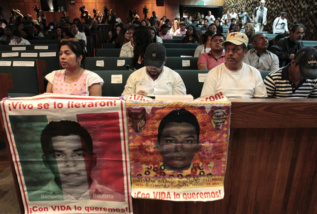 Imagen de archivo de familiares de los estudiantes desaparecidos de Ayotzinapa. EFE/Mario Guzmán