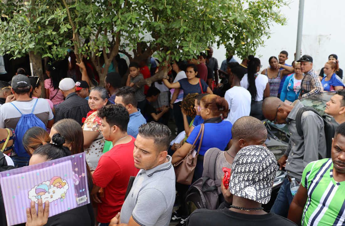 Migrantes hacen fila en espera de resolver su situación migratoria en Tapachula (México). EFE/ Juan Manuel Blanco