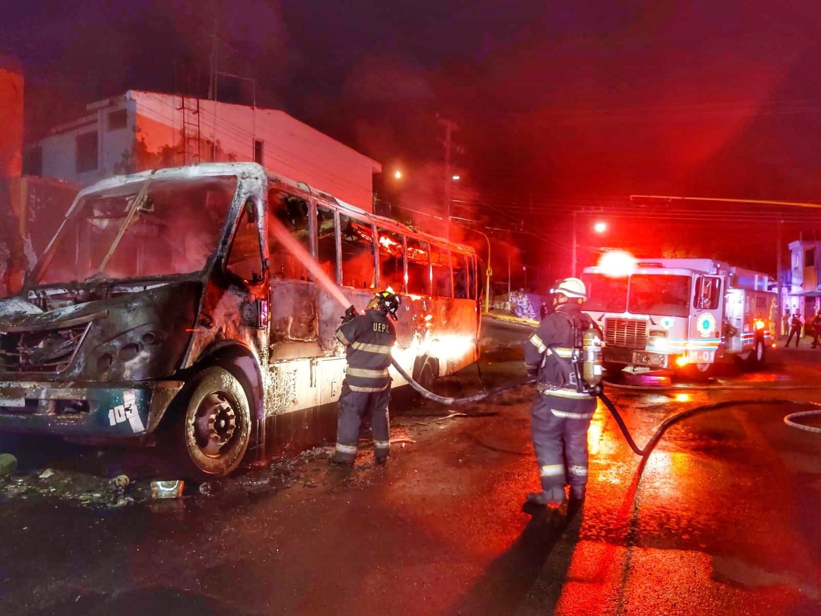 Personal de Protección Civil combate incendio de unidad de transporte público en la colonia Lomas de Vista Hermosa, en Colima. Fotografía: Facebook.