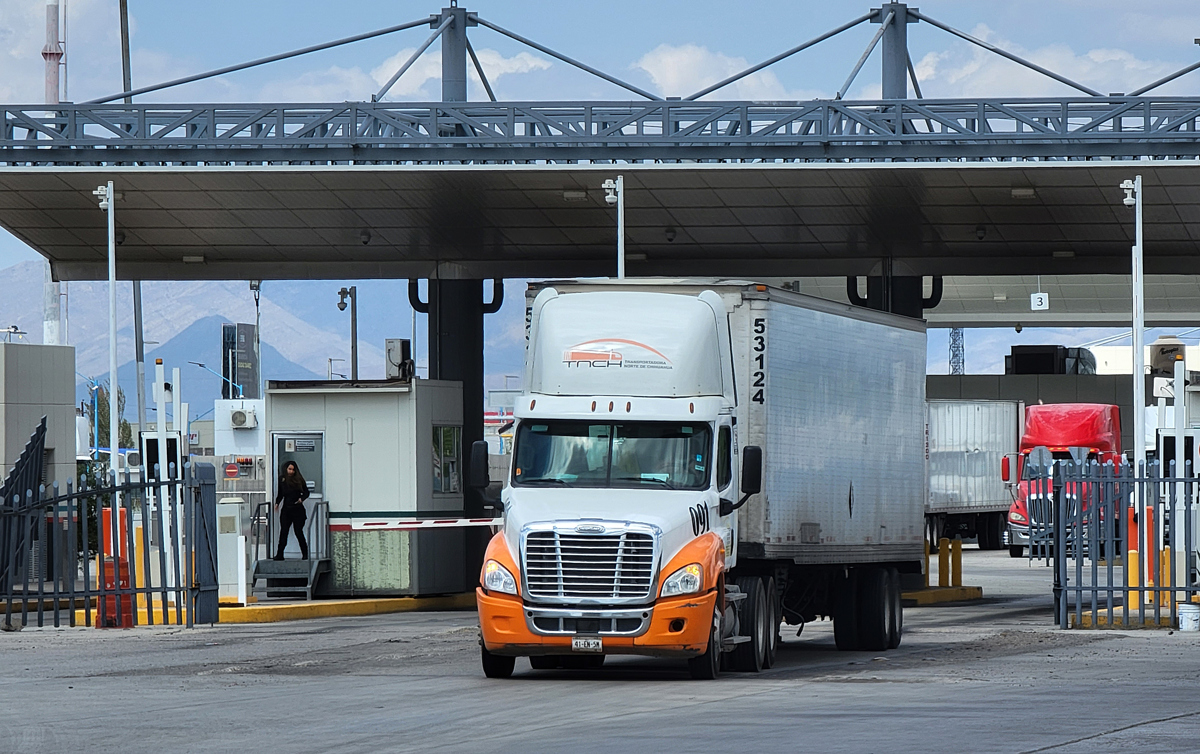 Conductores de camiones transitan hacia la aduana rumbo a Estados Unidos por el puente Internacional Zaragoza en Ciudad Juárez (México). Imagen de archivo. EFE/Luis Torres