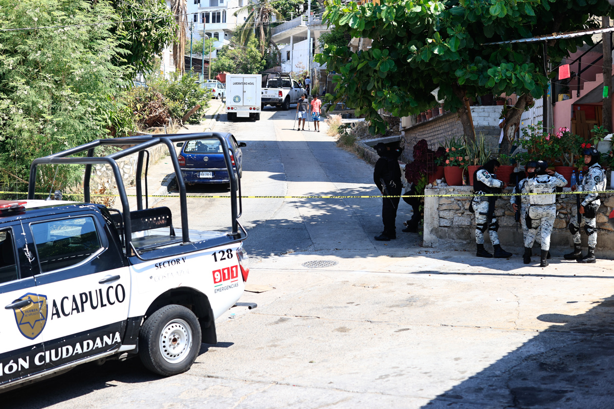 Agentes de la Guardia Nacional resguardan la zona donde fue asesinado el director de la Policía Vial Eduardo Chávez Manzanares este jueves en Acapulco, Guerrero (México). EFE/ David Guzmán