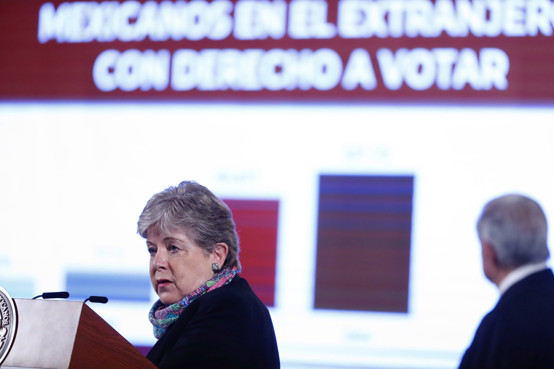 La secretaria de Exteriores , Alicia Bárcena, habla durante una rueda de prensa en el Palacio Nacional de la Ciudad de México (México). EFE/ Sáshenka Gutiérrez