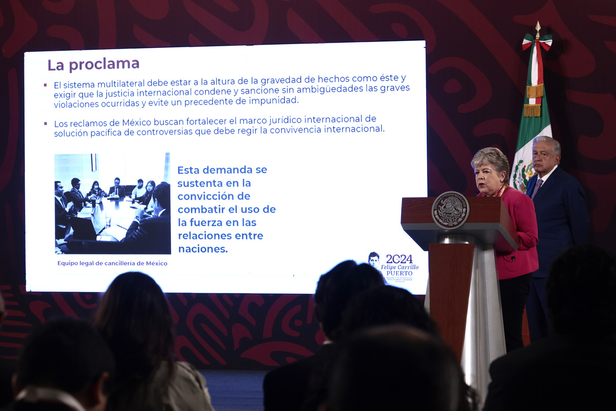 La secretaria de Exteriores, Alicia Bárcena, participa en la rueda de prensa matutina del presidente Andrés Manuel López Obrador en el Palacio Nacional de la Ciudad de México (México). EFE/José Méndez