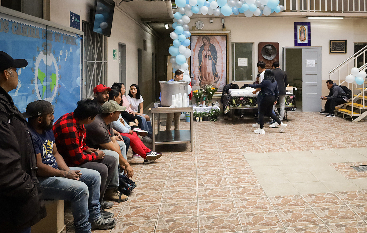Migrantes de origen centroamericano permanecen en la Casa del Migrante en la ciudad de Tijuana (México). EFE/Joebeth Terríquez