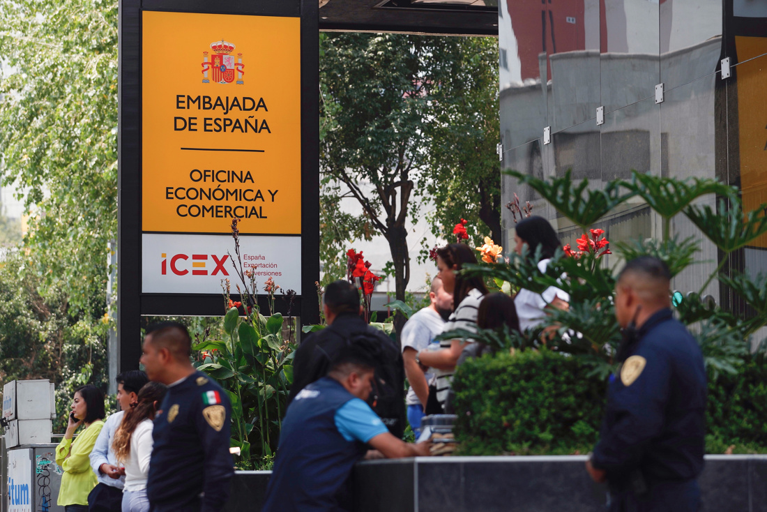 Personas vistas a las afueras de la sede administrativa de la embajada de España en Ciudad de México (México). EFE/ Sáshenka Gutiérrez