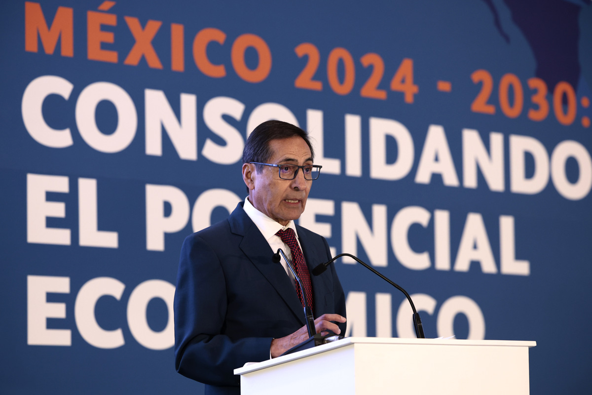 El secretario de Hacienda, Rogelio Ramírez de la O, habla durante la 15 Conferencia del Consejo de las Américas celebrado en la Ciudad de México (México). EFE/José Méndez