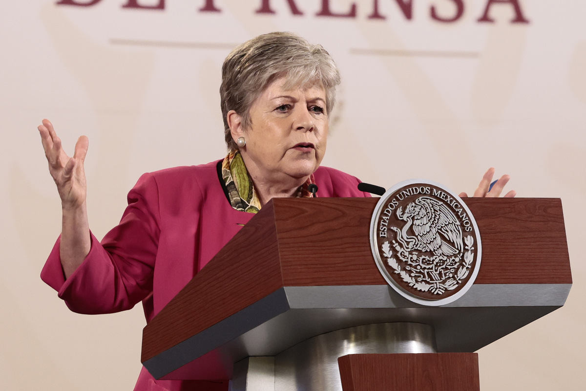 La secretaria de Exteriores, Alicia Bárcena, participa en la rueda de prensa matutina del presidente Andrés Manuel López Obrador en el Palacio Nacional de la Ciudad de México (México). EFE/José Méndez