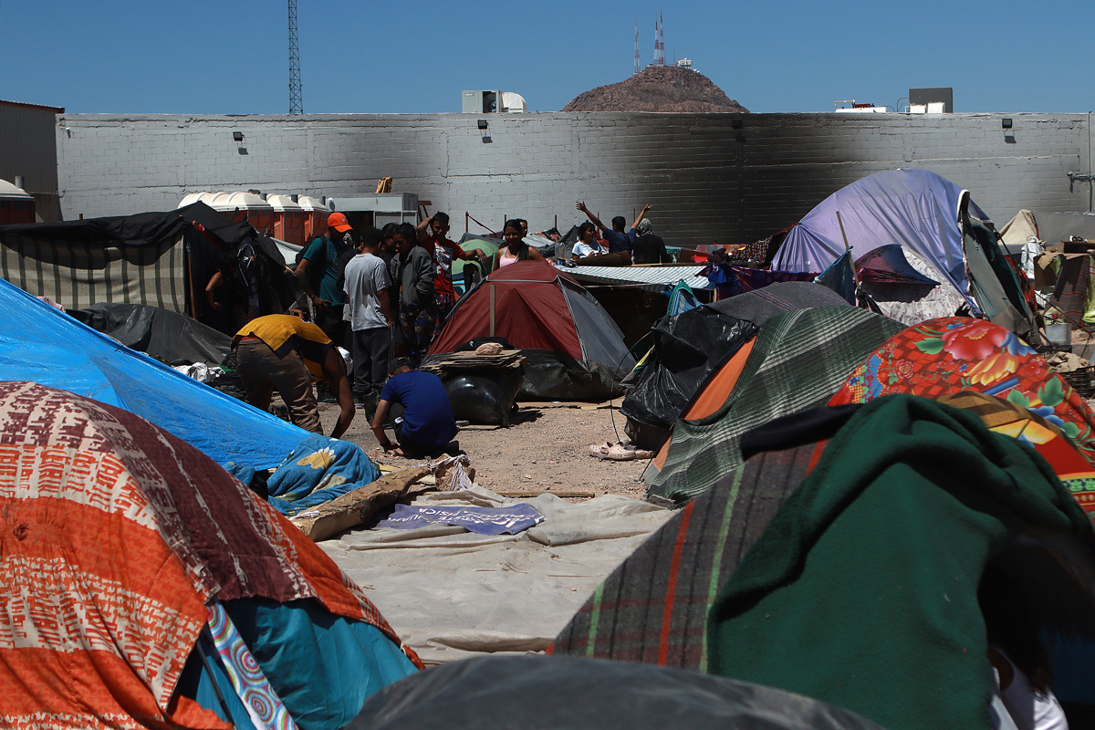 Migrantes construyen casas de campaña en Chihuahua (México). EFE/ Luis Torres