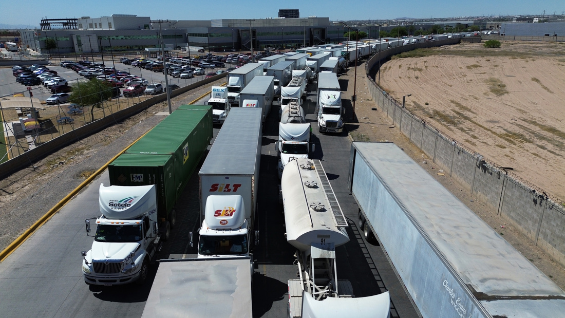 Fotografía aérea donde se observan filas de camiones en espera para cruzar hacia EUA en Ciudad Juárez, Chihuahua (México). EFE/ Luis Torres