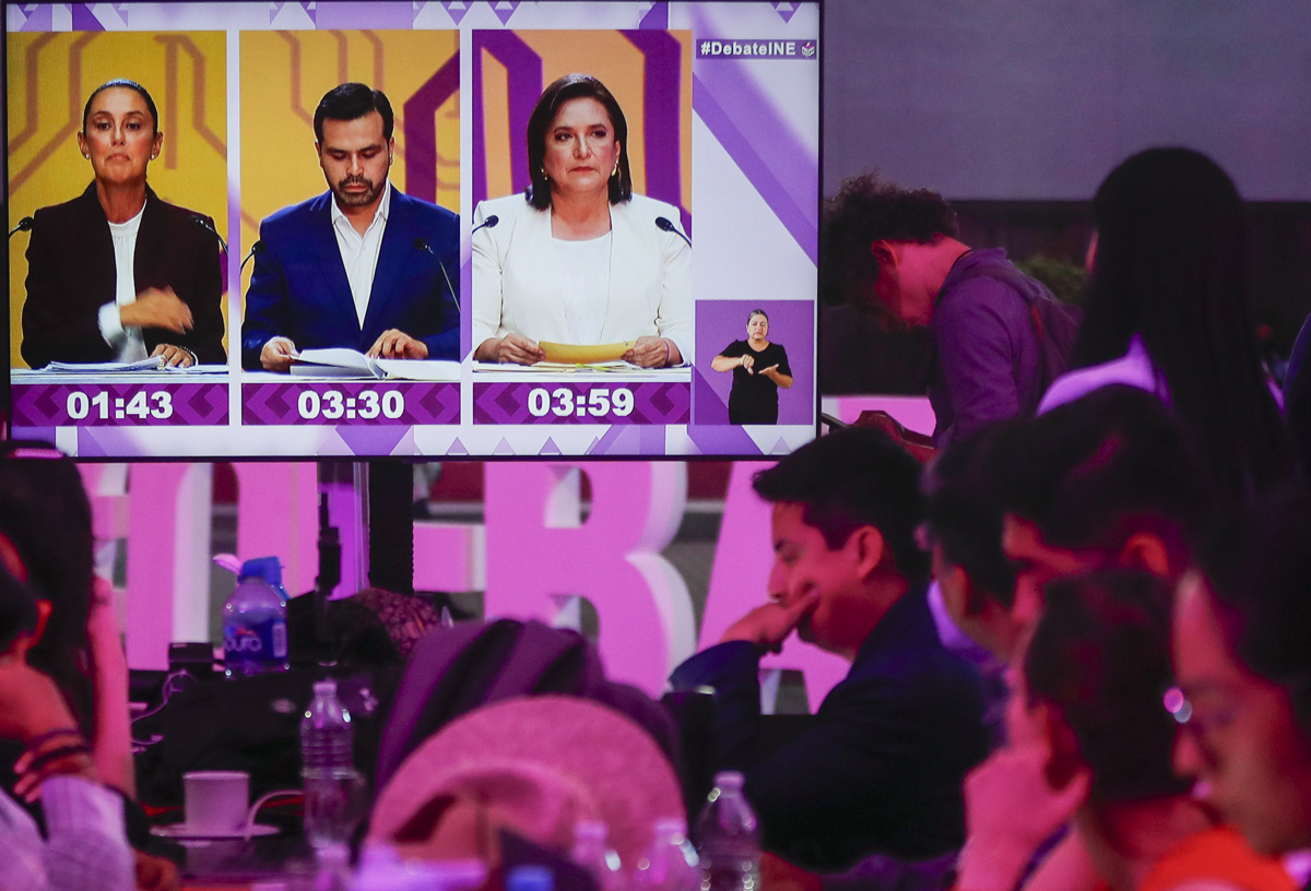 Periodistas observan el inicio del debate este domingo en la sala de prensa del Instituto Nacional Electoral (INE), en Ciudad de México (México). EFE/ Isaac Esquivel