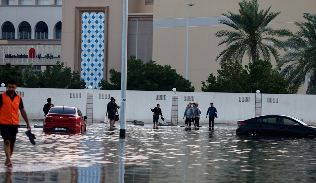 Imagen de ayer de una calle inundada de Dubái, Emiratos Árabes Unidos. EFE/EPA/ALI HAIDER