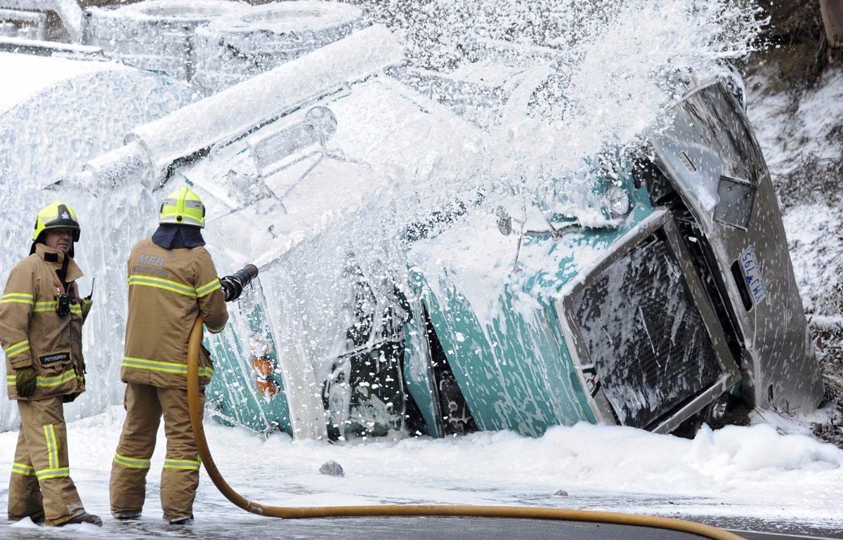 En la imagen de archivo, bomberos rocían con espuma un camión cisterna cargado con gasolina tras sufrir un accidente en la Autopista Calder en Keilor East, en el noroeste de Melbourne, Australia. EFE/Joe Castro