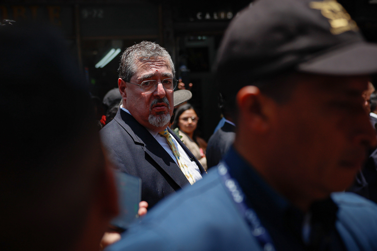 El presidente de Guatemala Bernardo Arévalo camina durante la conmemoración de sus primeros 100 días de gobierno en Ciudad de Guatemala (Guatemala). Fotografía de archivo. EFE/David Toro