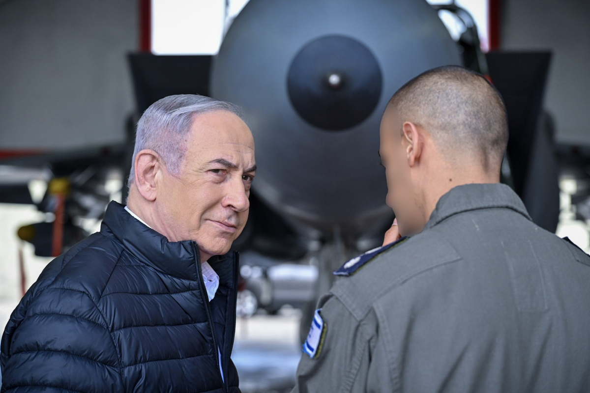 El primer ministro israelí, Benjamín Netanyahu, visita la base aérea de Tel Nof, este jueves en Rehovot (Israel), donde aseguró que no dudarán en “golpear” a aquellos que quieran atacar a Israel, en alusión a las amenazas en represalia lanzadas por Irán desde la muerte el 1 de abril de siete guardias revolucionarios en un ataque contra su consulado en Damasco. EFE/ Kobi Gideon