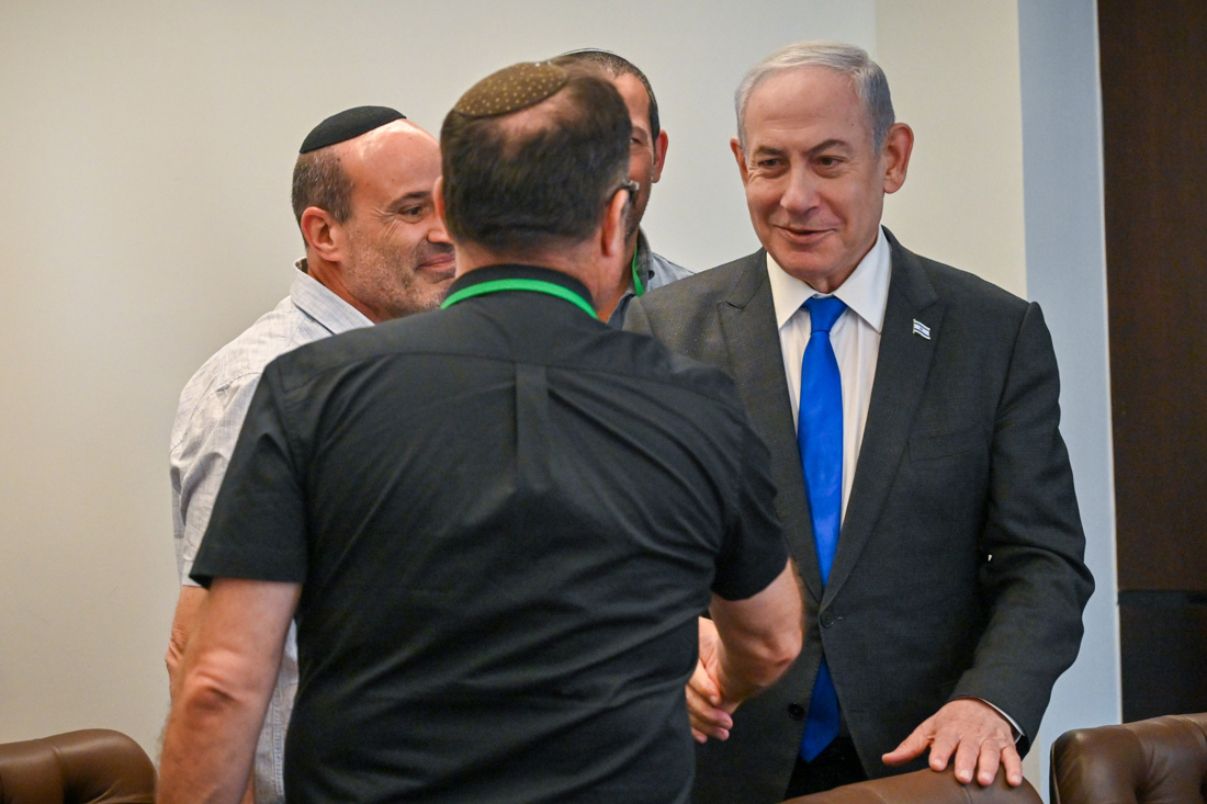 El primer ministro de Israel, Benjamín Netanyahu (derecha), dijo este martes que el Ejército israelí entrará en Rafah, en el sur de la Franja de Gaza, para eliminar a los 4 batallones que dice quedan en esa área de Hamas “con o sin acuerdo” de tregua. EFE/ Gobierno de Israel