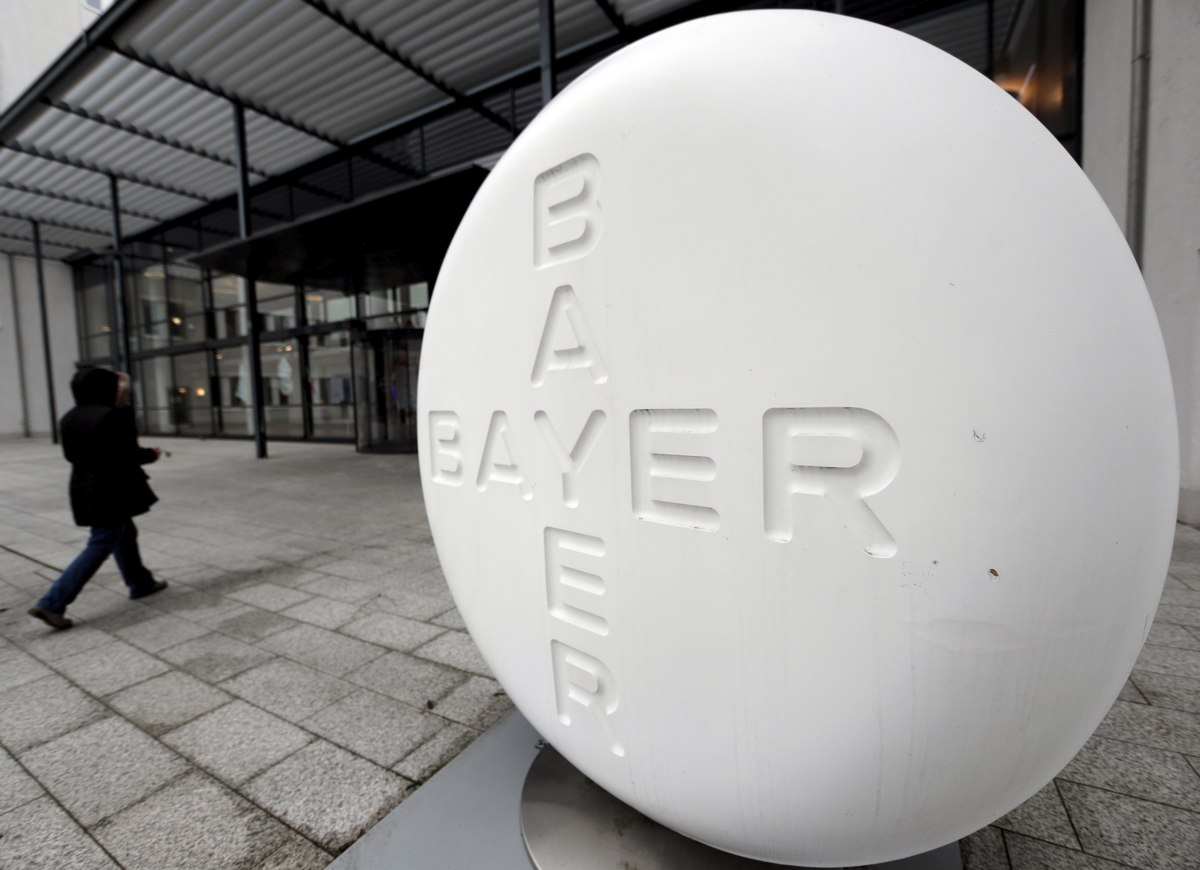 En la imagen de archivo, vista exterior de la entrada de la sede del grupo químico y farmacéutico alemán Bayer en Leverkusen (Alemania). EFE/Friedemann Vogel