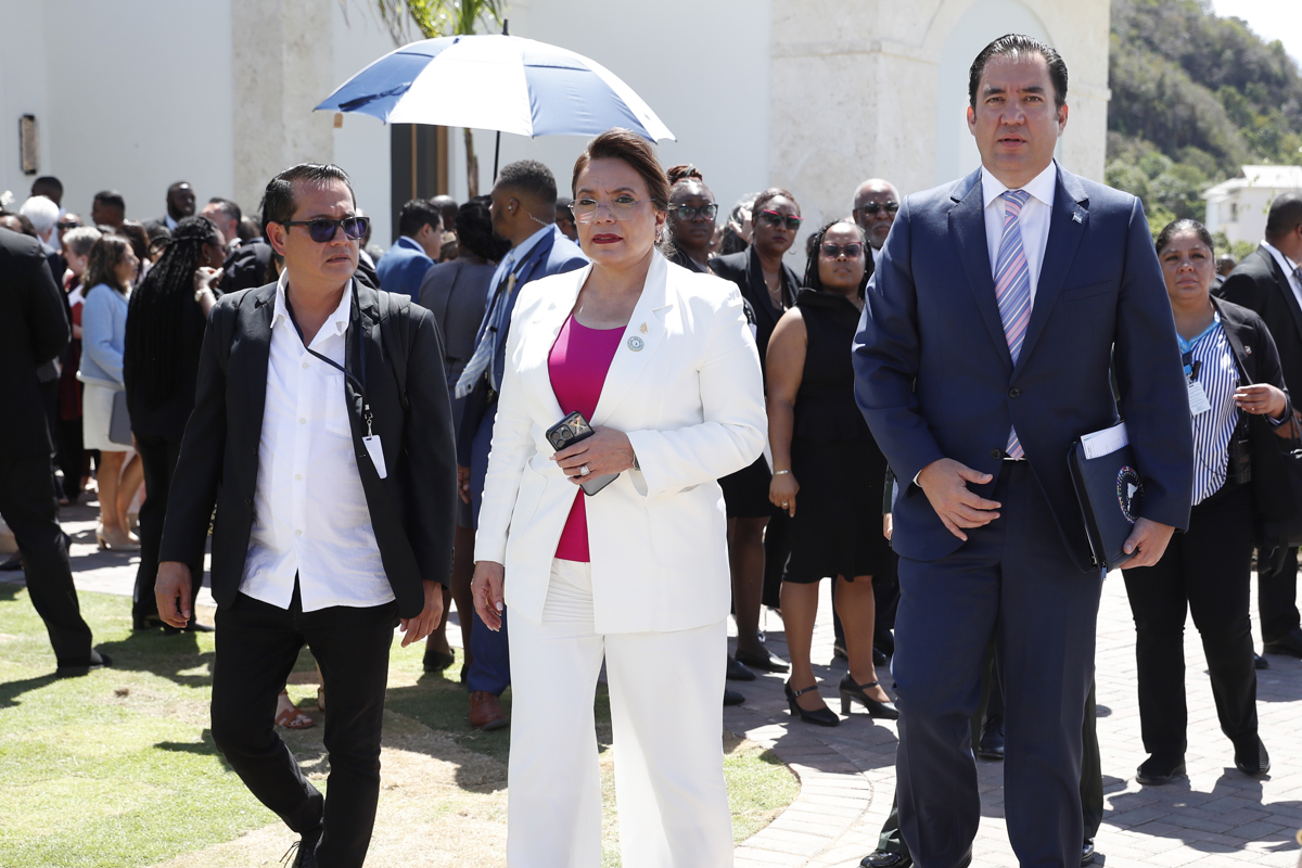 La presidenta de Honduras, Xiomara Castro (c), en una fotografía de archivo. EFE/ Bienvenido Velasco