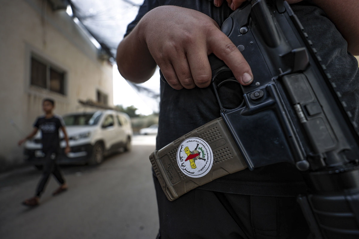 Imagen de archivo de un miliciano palestino con el dedo en el gatillo de su arma automática en la localidad cisjordana de Tulkarem. EFE/ Manuel Bruque