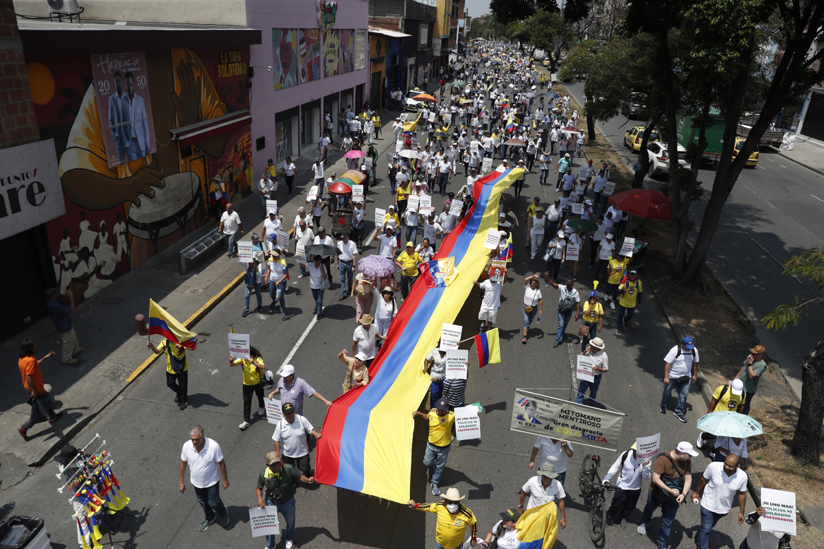 Imagen de archivo de manifestantes marchan en protesta contra el gobierno del presidente Gustavo Petro. EFE/ Ernesto Guzmán