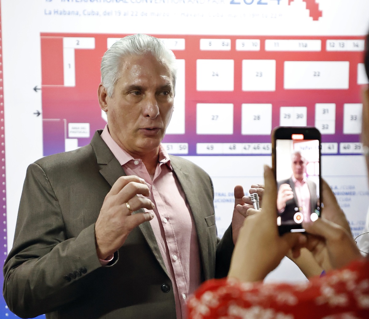 El presidente cubano, Miguel Diaz-Canel, habla con la prensa, en una fotografía de archivo. EFE/ Ernesto Mastrascusa