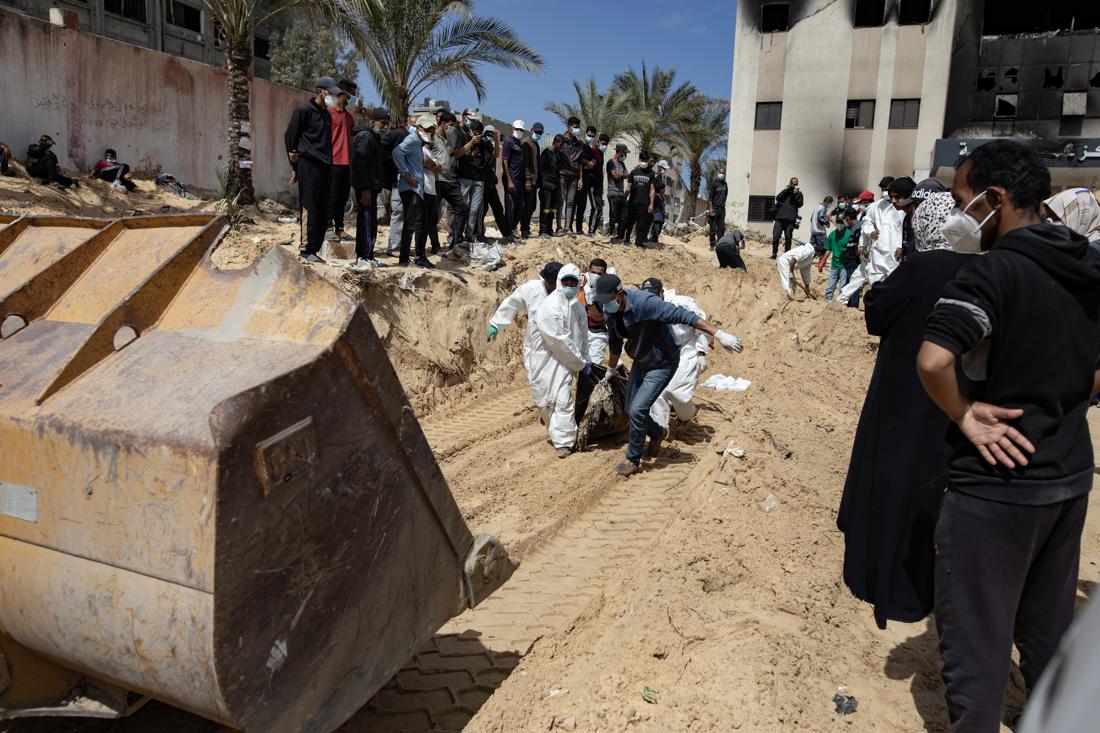 La Defensa Civil Palestina recupera 50 cuerpos de una fosa común dentro del Hospital Nasser en Jan Yunis, Gaza. EFE/EPA/HAITHAM IMAD