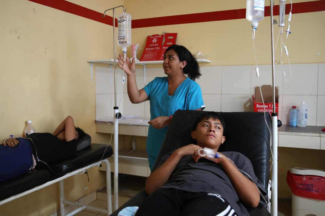 En una foto de archivo se ven pacientes con dengue que reciben tratamiento en el establecimiento de salud de Catacaos, departamento de Piura (Perú). EFE/Paolo Aguilar