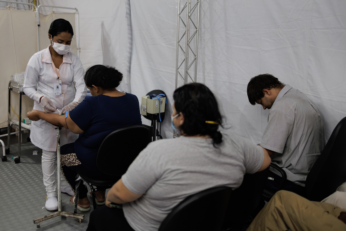 Pacientes infectados y sospechosos de padecer dengue son atendidos en São Paulo (Brasil), en una fotografía de archivo. EFE/ Isaac Fontana