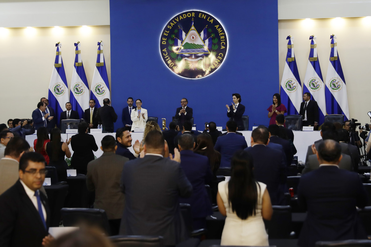 Diputados de la Asamblea Legislativa participan en la última sesión plenaria el 29 de abril de 2024, en Antiguo Cuscatlán (El Salvador). Los 84 actuales diputados en la Asamblea Legislativa de El Salvador concluyen este martes su período de tres años (2021-2024) y la nueva legislatura tomará posesión el miércoles. EFE/Rodrigo Sura
