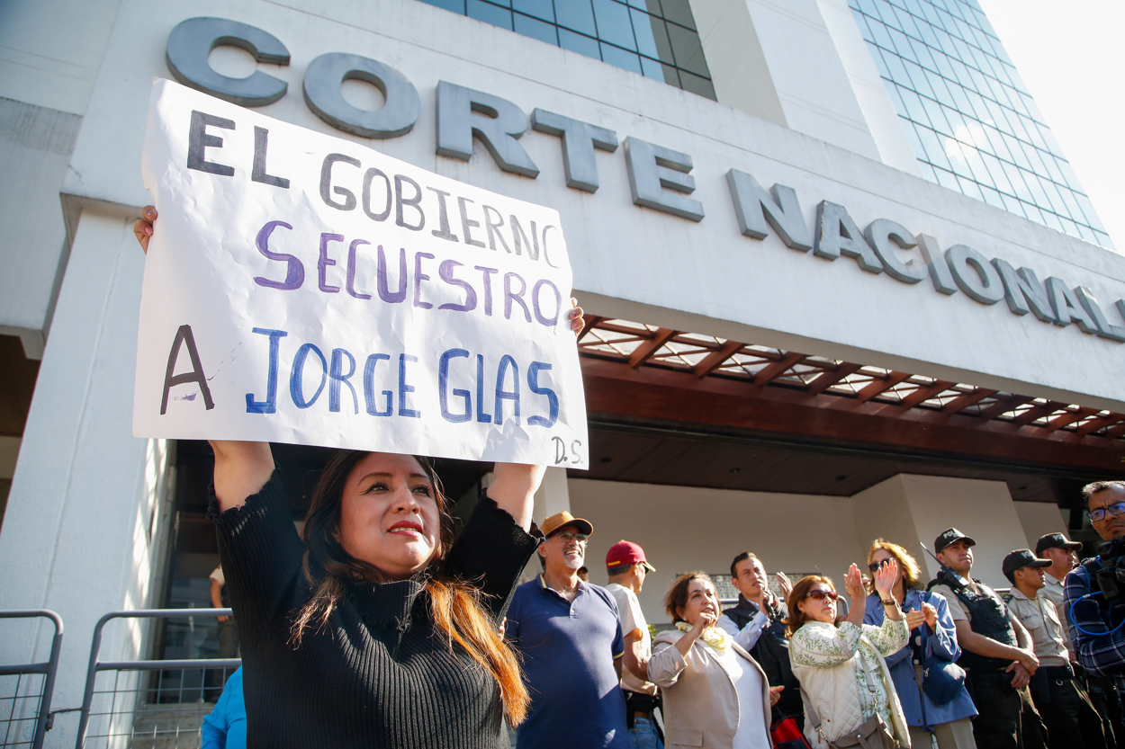 Simpatizantes del exvicepresidente Jorge Glas se manifiestan en los exteriores de la Corte Nacional de Justicia en Quito (Ecuador). EFE/ Santiago Fernández