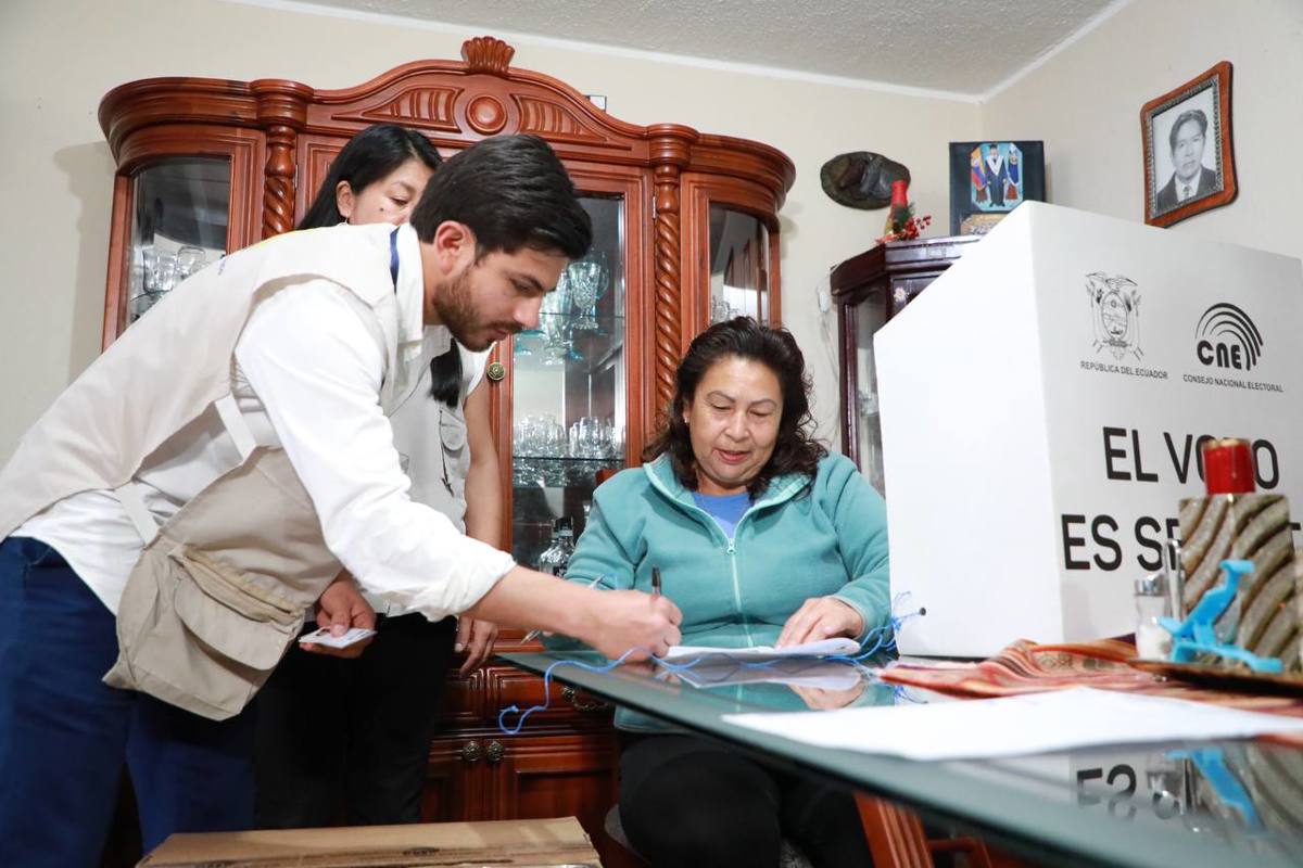 Fotografía cedida por el Consejo Nacional Electoral que muestra a ciudadanos ecuatorianos mientras votan por adelantado el referéndum convocado por el presidente Daniel Noboa sobre reformas en materia de seguridad, justicia y empleo este viernes, en Quito (Ecuador). EFE/ Consejo Nacional Electoral