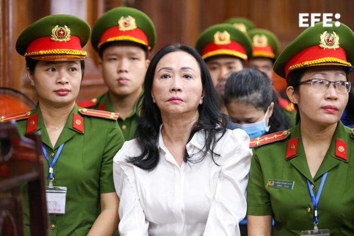 La empresaria Truong My Lan asiste al juicio en Ho Chi Minh (Vietnam) en el que fue condenada este jueves a la cadena de muerte por el desfalco de 12,500 millones de dólares del Banco Comercial de Saigon (SCB). EFE/EPA/STRINGER
