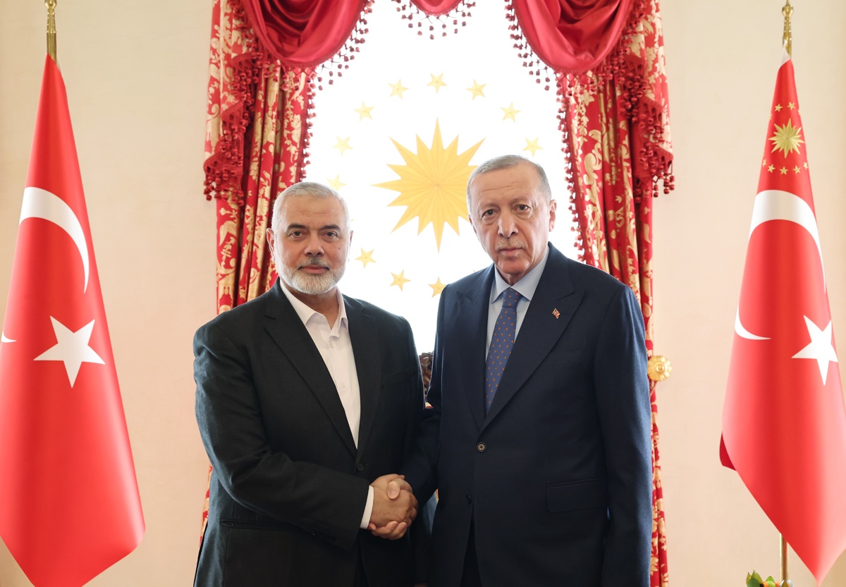 Foto facilitada por el Servicio de Prensa del presidente de Turquía, el presidente Recep Tayyip Erdogan (D) y el líder de Hamas, Ismail Haniyeh (I) durante su reunión en Estambul. EFE/EPA/TURKISH PRESIDENT PRESS