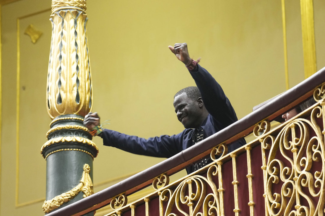 Un invitado celebra el resultado de una de las votaciones durante el pleno celebrado en el Congreso de los Diputados, este martes en Madrid. EFE/ Borja Sanchez-Trillo