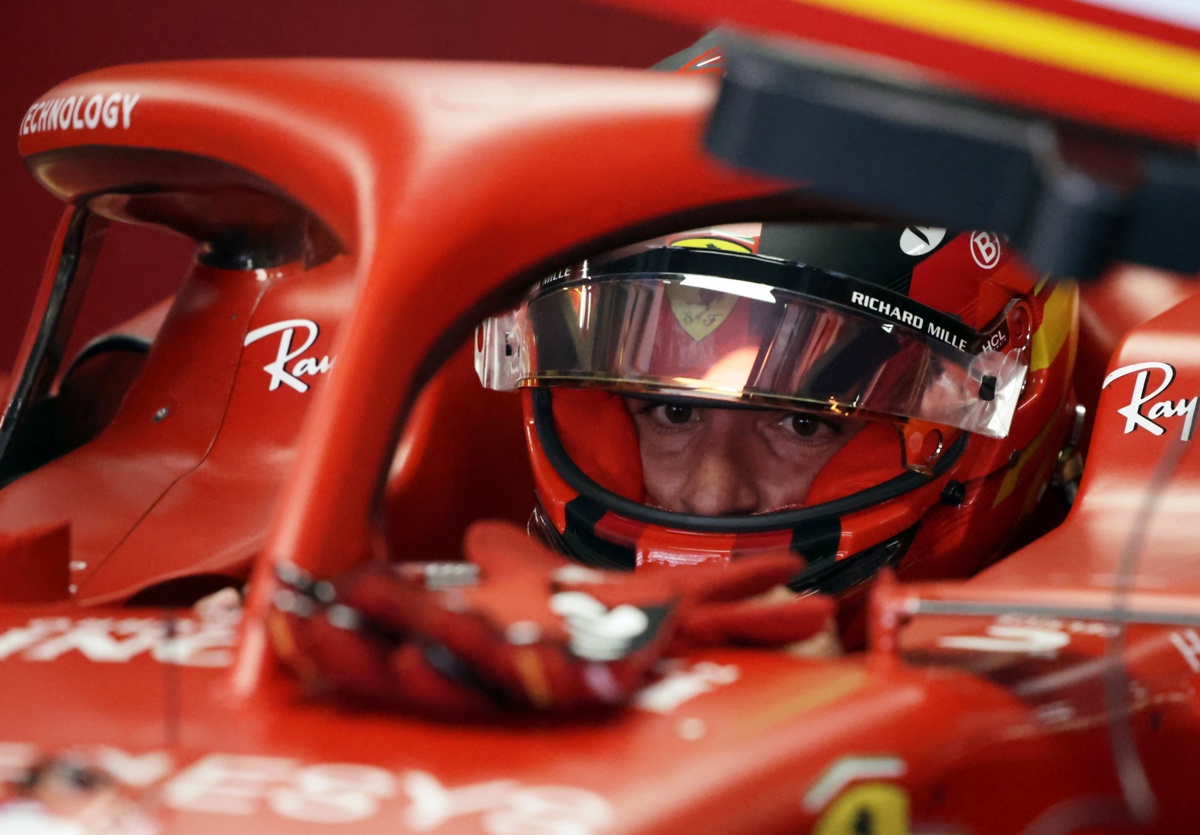 El piloto español de Ferrari Carlos Sainz Jr. se prepara para el Sprint antes del Gran Premio de China de Fórmula 1, en Shanghai, China. EFE/EPA/ANDRÉS MARTÍNEZ CASARES