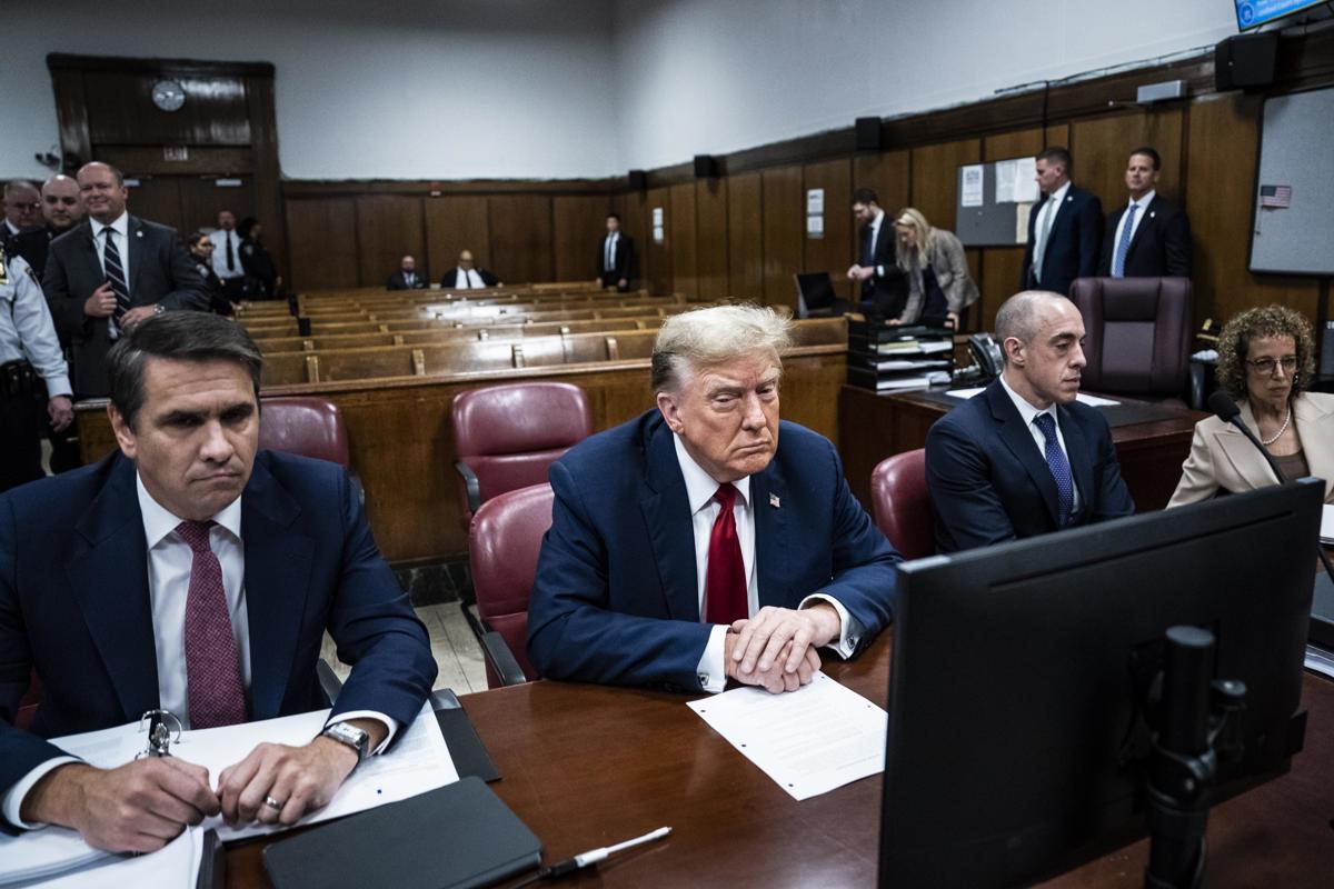 Fotografía del 15 de abril de 2024 del expresidente Donald Trump (C) en la corte de Manhattan. EFE/Jabin Botsford / POOL