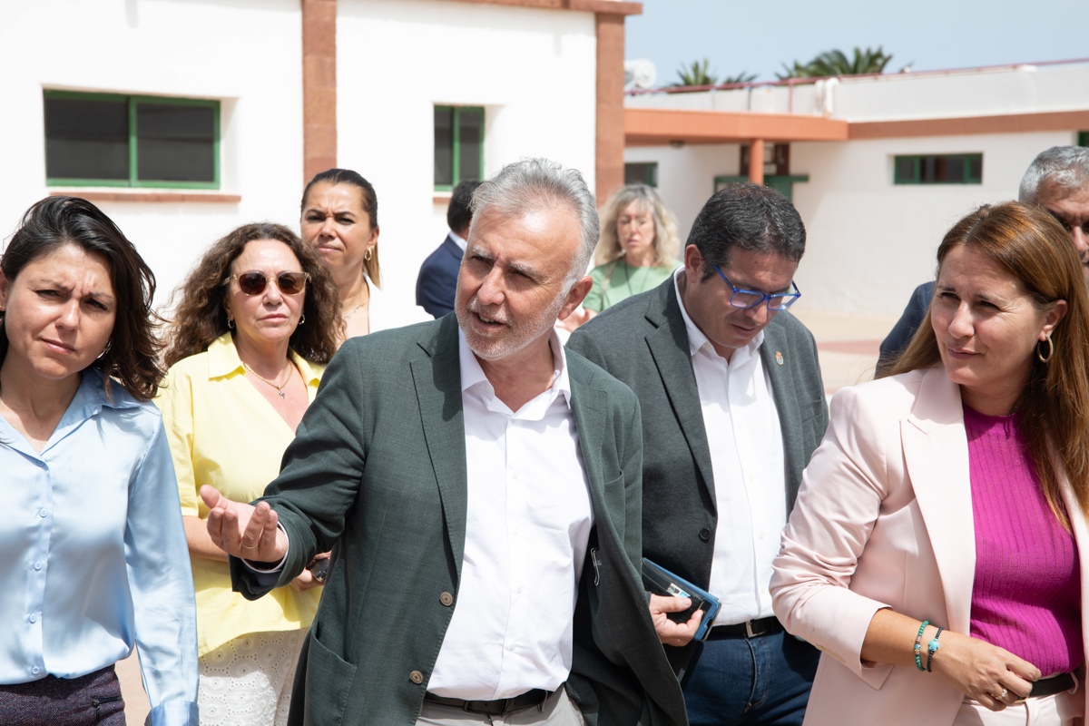 El ministro de Política Territorial y Memoria Democrática, Ángel Víctor Torres (c), ha visitado este vienes en Fuerteventura la colonia agrícola penitenciaria de Tefía, donde el franquismo recluyó y sometió a trabajos forzados a personas detenidas solo por ser homosexuales. EFE/Carlos de Saá