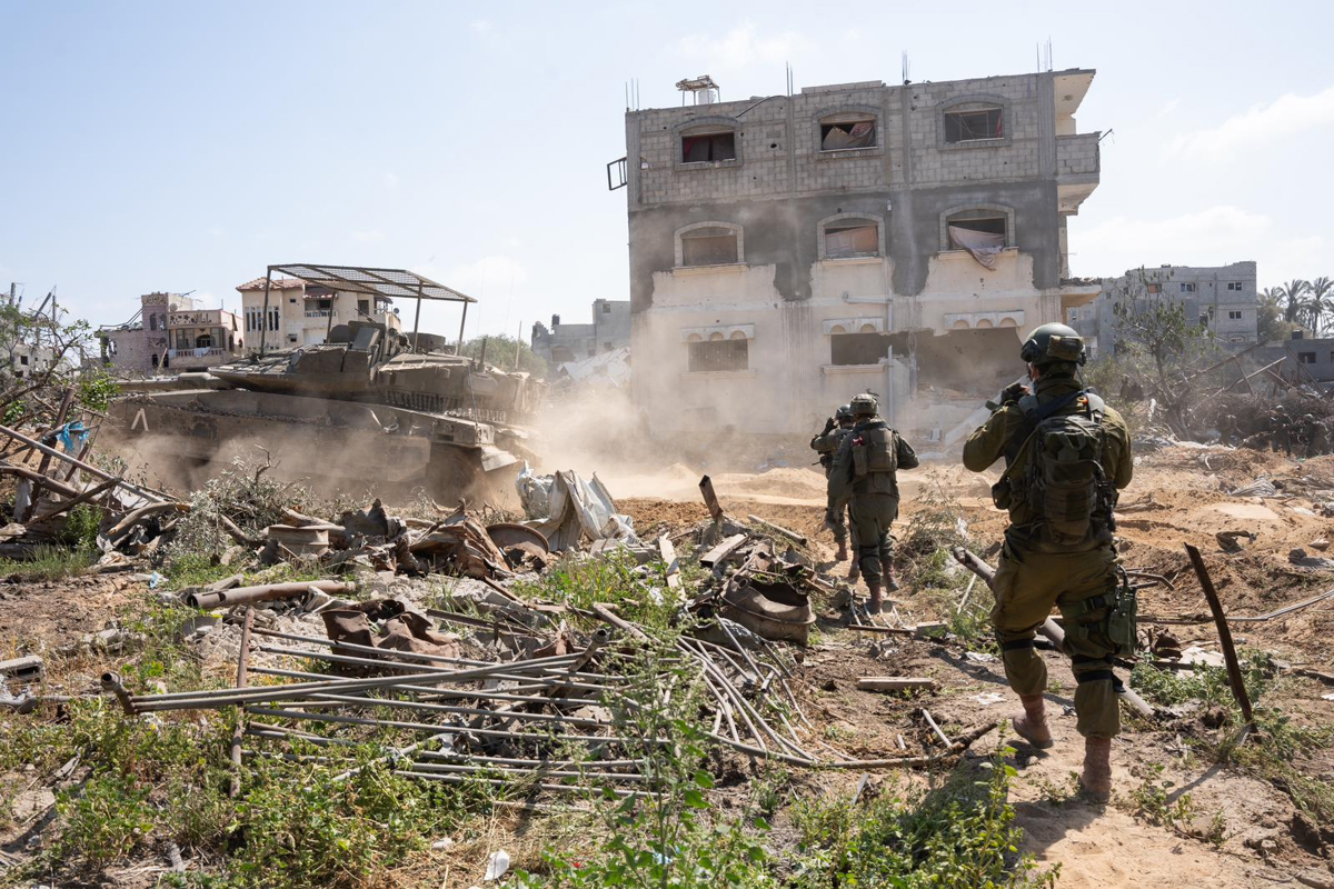 El Ejército israelí continuó, en el 195 día consecutivo, el bombardeo y los ataques de artillería en el norte y sur de la Franja de Gaza, en esta última zona causando la muerte de al menos 7 civiles de una misma familia tras el derribo de su vivienda en Jan Yunis, de donde también se han recuperado otros cuerpos sin vida. EFE/ Ejército Israelí