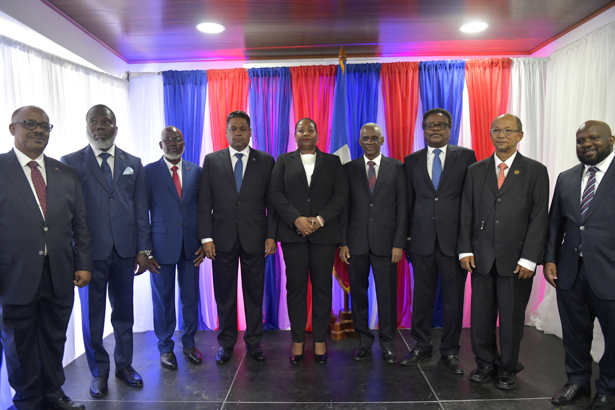 Miembros del Consejo Presidencial de Transición de Haití, posan durante una ceremonia este jueves en Puerto Príncipe (Haití). EFE/ Johnson Sabin