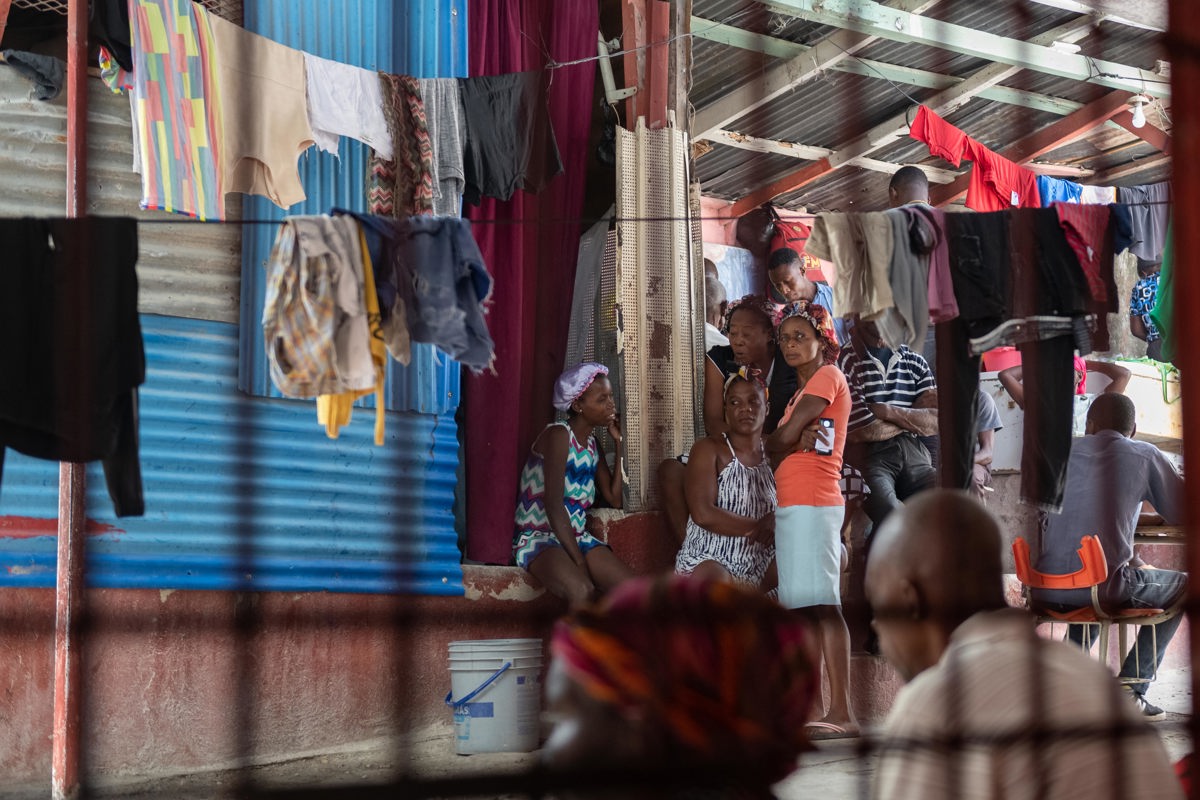 Personas se reúnen en una calle de Delmas, en Puerto Príncipe (Haití). EFE/ Johnson Sabin