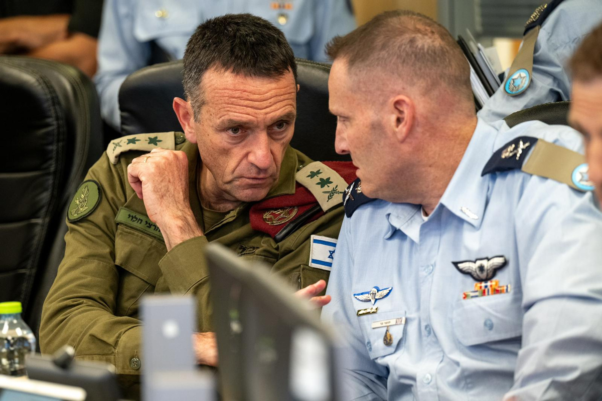 El jefe del Estado Mayor del Ejército de Israel, Herzi Halevi (izquierda), y el mayor general de las Fuerzas Aéreas de Israel, Tomer Bar (derecha), conversan durante una reunión en las primeras horas del domingo 14 de abril de 2024. EFE/ Fuerzas De Defensa De Israel