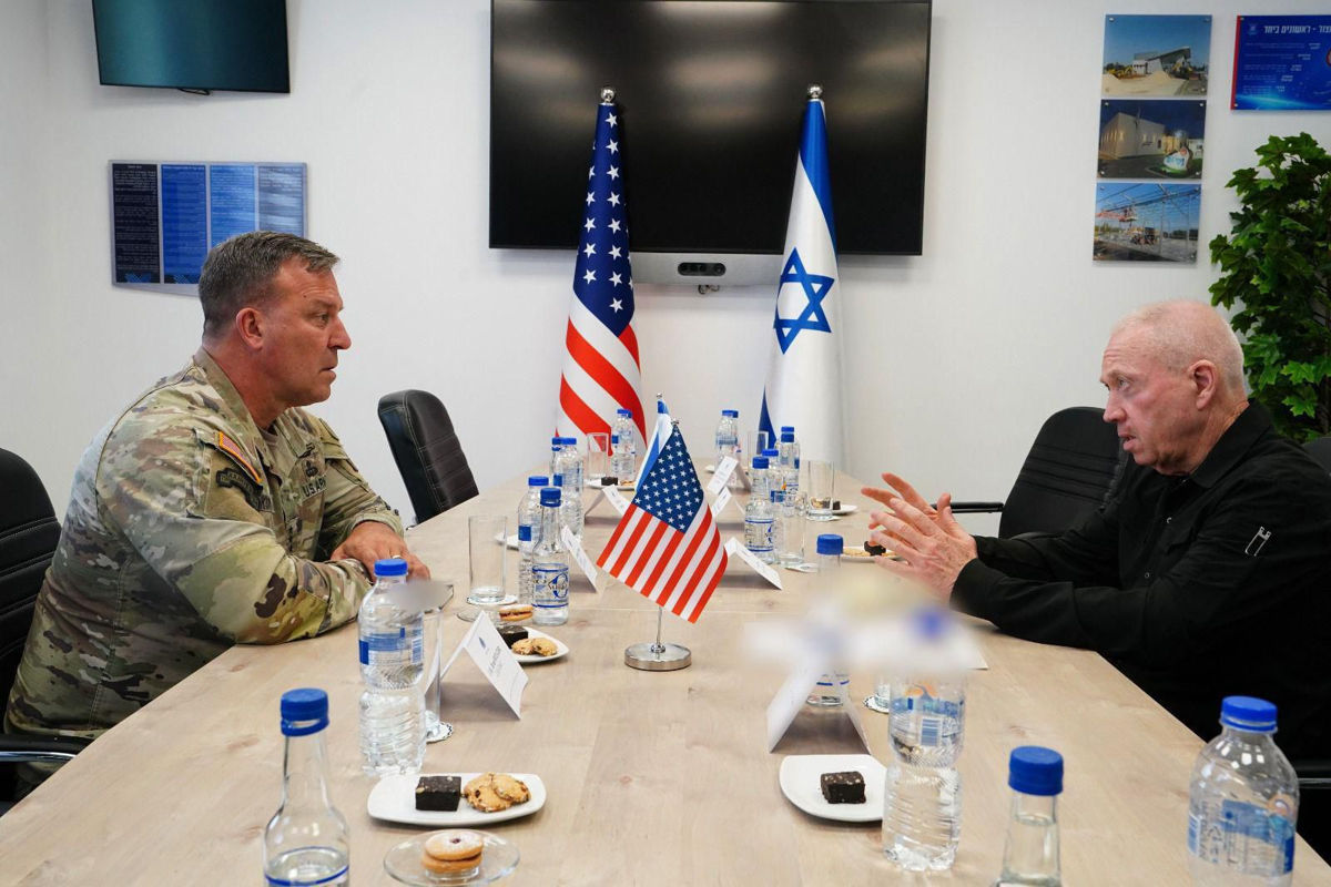 El Ministro de Defensa de Israel, Yoav Gallant (derecha), se reunió este viernes con el comandante del CENTCOM de EUA, general Michael Erik Kurilla, en la base aérea IAF Hatzor. El ministro Gallant y el general Kurilla abordaron los preparativos en caso de un ataque iraní que podría desencadenar “una escalada regional”. EFE/Ariel Hermoni (IMoD)