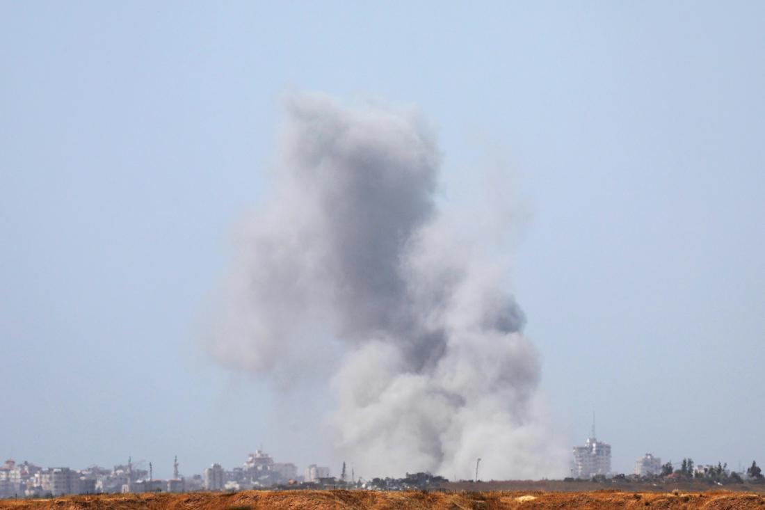 Humo se eleva como resultado de un ataque aéreo israelí en la parte norte de la Franja de Gaza, visto desde un lugar no revelado en el lado israelí de la frontera, el 24 de abril de 2024. EFE/EPA/ATEF SAFADI