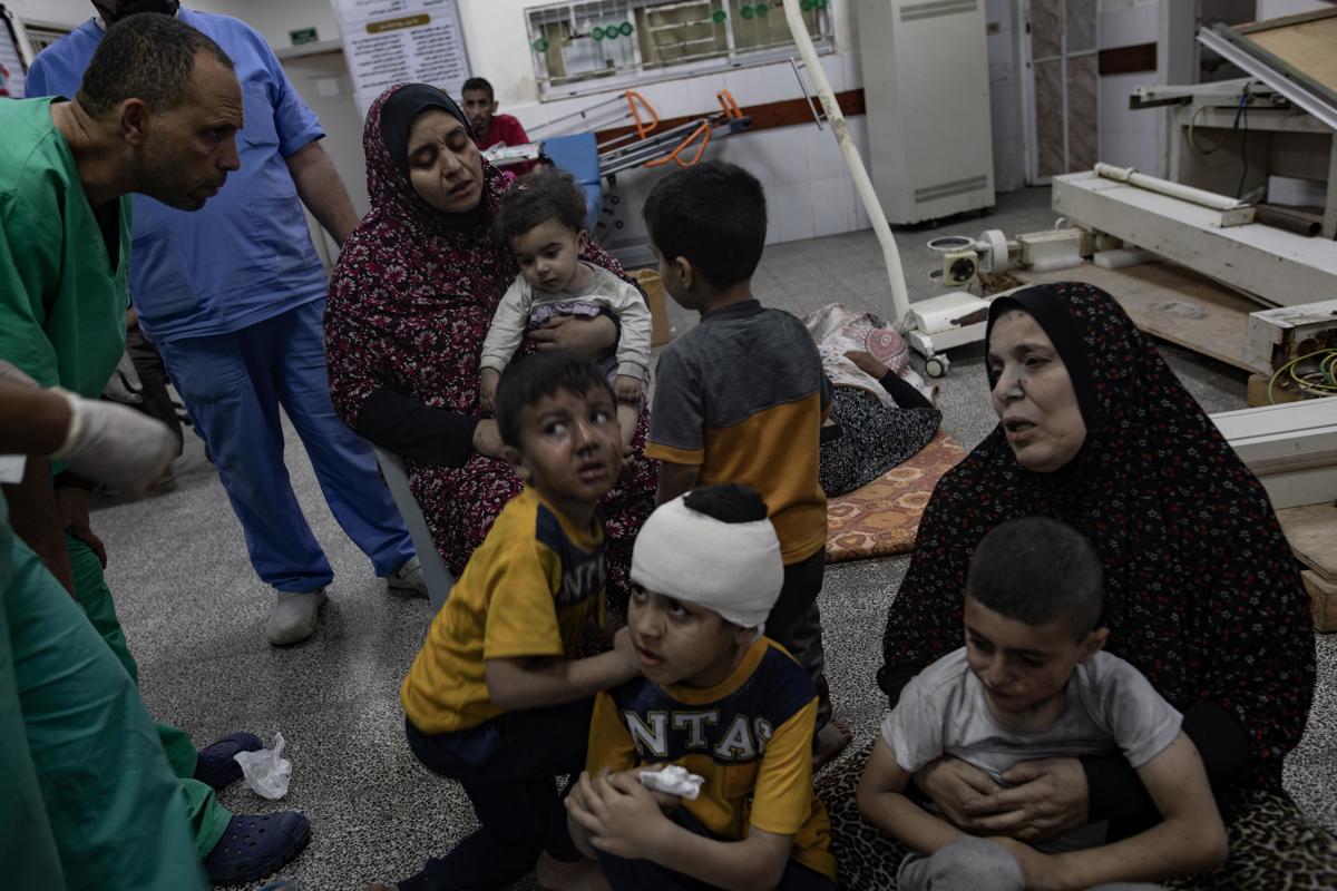 Niños y mujeres esperan recibir tratamiento en el hospital Al-Najjar tras un ataque aéreo israelí que alcanzó su casa en Rafah, sur de Gaza, el 25 de abril de 2024. EFE/EPA/HAITHAM IMAD